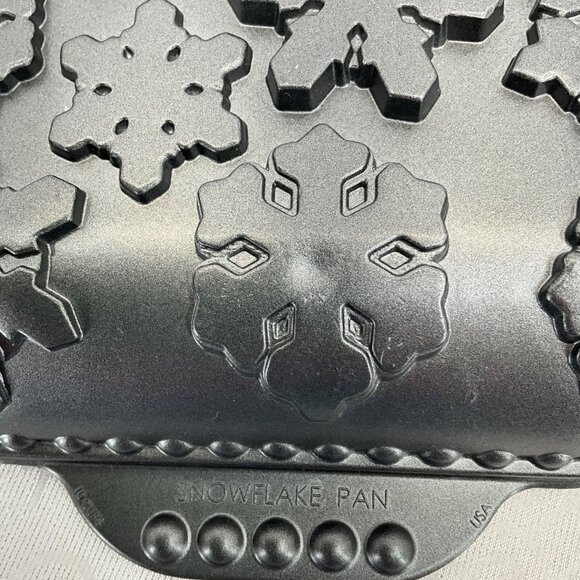 Nordic Ware Nonstick Cast Aluminum Snowflake Baking Pan 13"x8.5" - Picture 4 of 6